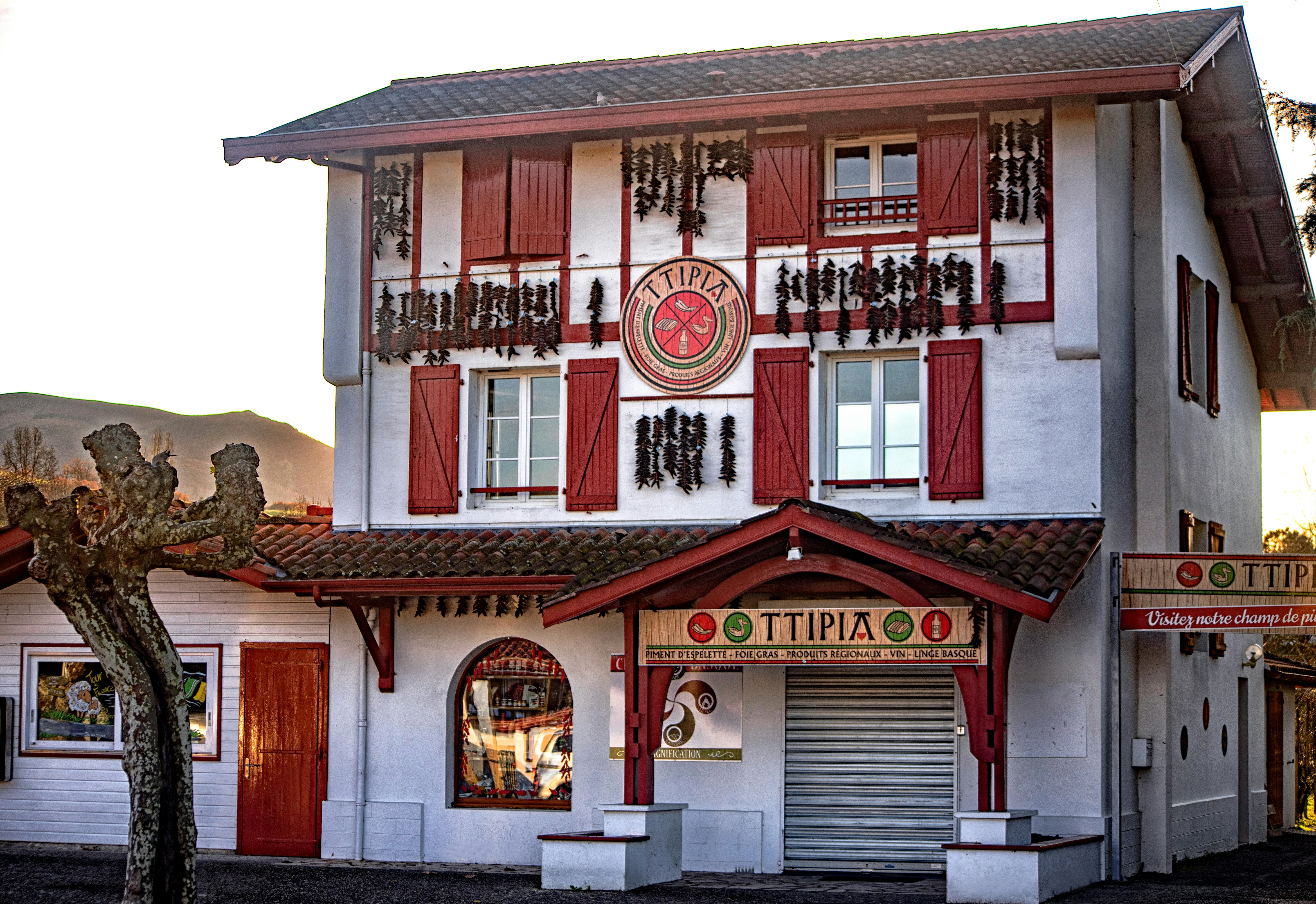 Maison basque avec piments d'Espelette séchant